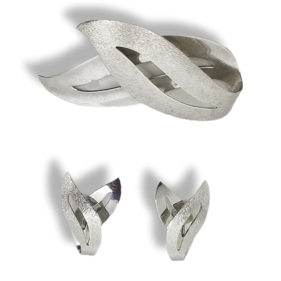SARAH COVENTRY 1960 "SATIN FLAME" SILVERTONE BROOCH & CLIP ON EARRINGS SET - Picture 1 of 7